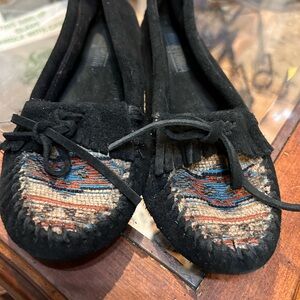 Minnetonka black suede leather flats moccasins shoes 6.5